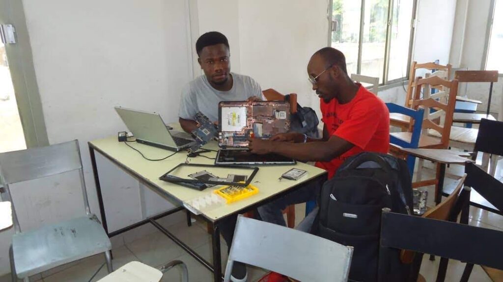Kalebo Ruzuba Hans entrain pendant la formation en informatique