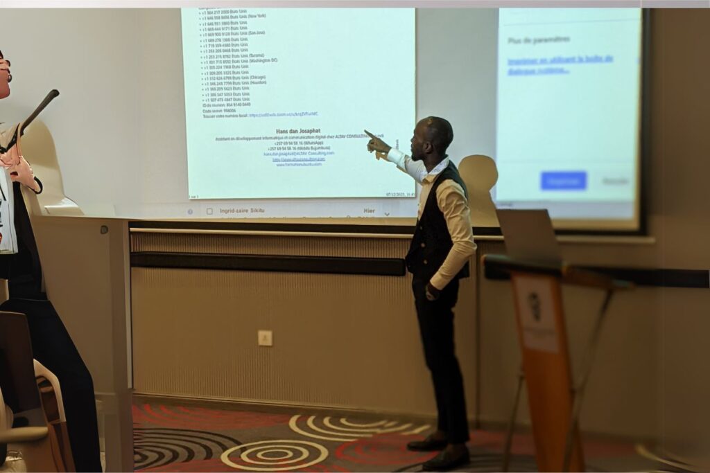 kalebo ruzuba hans dans une salle de formation informatique