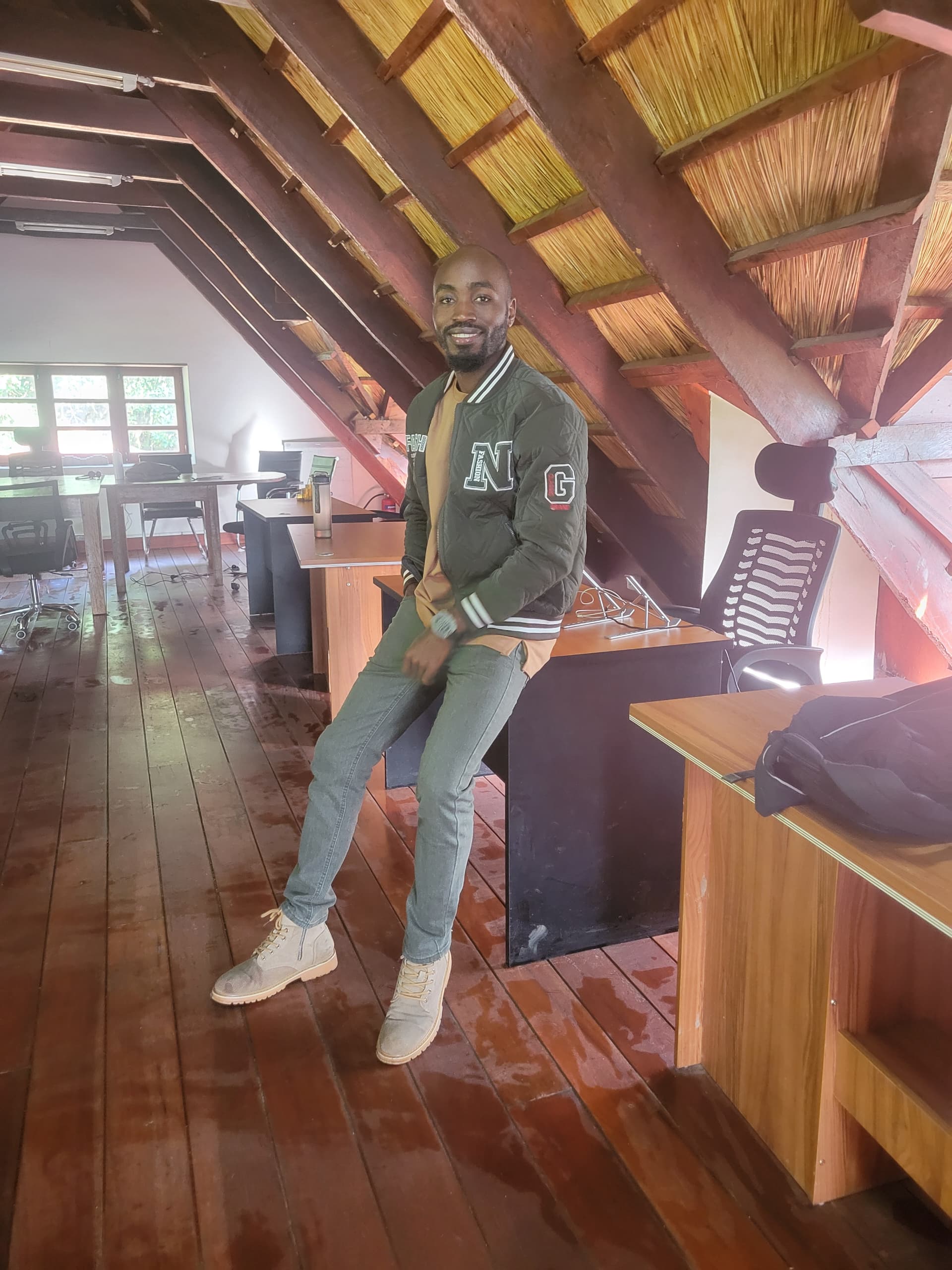 hans kalebo ruzuba ingénieur en génie logiciel dans un bureau